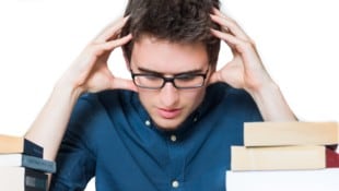 Männer und Menschen mit hohem formalen Bildungsgrad bleiben tendenziell länger Single als andere ...