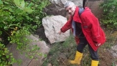 Geologe Dr. Sebastian Specht vom Bayrischen Landesamt für Umwelt zeigt auf den Schädel eines ...