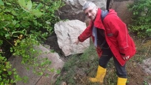Geologe Dr. Sebastian Specht vom Bayrischen Landesamt für Umwelt zeigt auf den Schädel eines ...