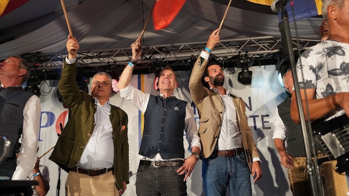 Blaue Fahnenschwinger: Landesrat Antauer, EU-Abgeordneter Vilimsky, Landesparteiobmann ...