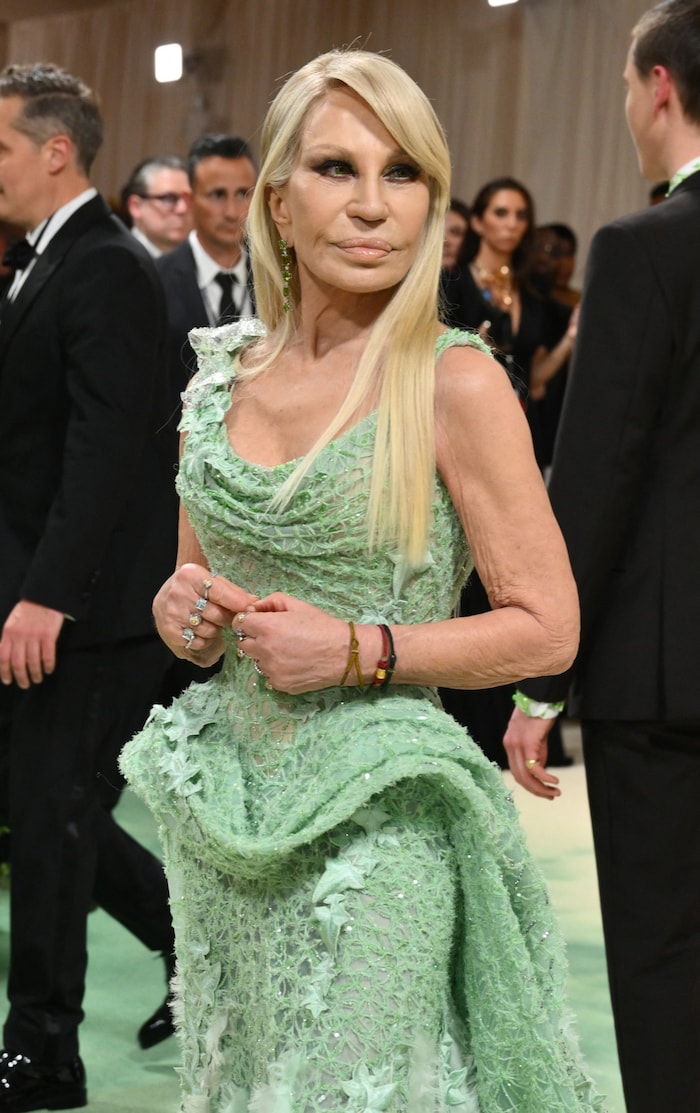 Donatella Versaces Look ist so legendär wie ihre Kreationen. Doch so schaut die Designerin nicht ...