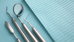 Ein in die Kieferhöhle verrutschtes Implantat wurde einer Frau in Wien nicht entfernt. Nun saß ...