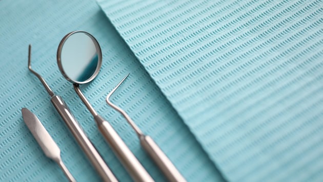 Ein in die Kieferhöhle verrutschtes Implantat wurde einer Frau in Wien nicht entfernt. Nun saß ...