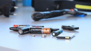 Korrekt entsorgt gehen von Akkus und Batterien wenig Gefahr aus; falsch entsorgt stellen sie ...