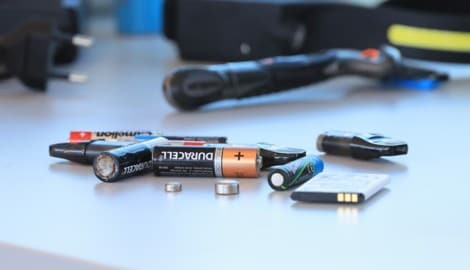 Korrekt entsorgt gehen von Akkus und Batterien wenig Gefahr aus; falsch entsorgt stellen sie ...