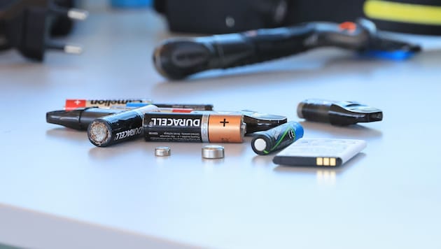 Korrekt entsorgt gehen von Akkus und Batterien wenig Gefahr aus; falsch entsorgt stellen sie ...