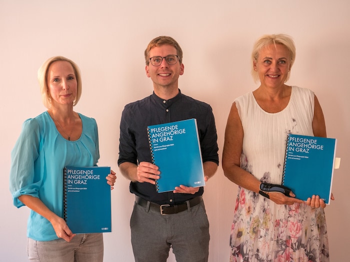 Christine Bindar (re.), Robert Krotzer und Norma Rieder, Leiterin der Pflegedrehscheibe, bei der ...