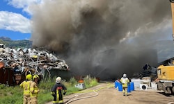 Der verheerende Brand in der Recycling-Anlage in Nußdorf-Debant in Osttirol ist noch gut in ...