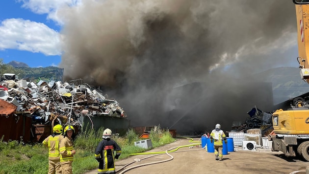 Der verheerende Brand in der Recycling-Anlage in Nußdorf-Debant in Osttirol ist noch gut in ...