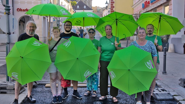 Die Perchtoldsdorfer Grünen mit Martha Günzl (2. v. re.) an der Spitze fordern Bäume in der ...