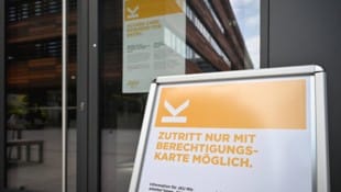 Ohne eine entsprechende Karte kommt man nun nicht mehr in den Med Campus 1 in der ...