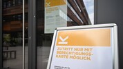 Ohne eine entsprechende Karte kommt man nun nicht mehr in den Med Campus 1 in der ...