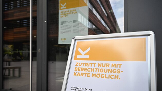 Ohne eine entsprechende Karte kommt man nun nicht mehr in den Med Campus 1 in der ...