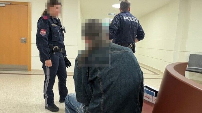 Die Polizei brachte den Angeklagten zum Prozess.