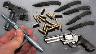 Am 11. Juni hatte der Mannfünf Messer, einen Revolver, eine Veterinärpistole und einen ...