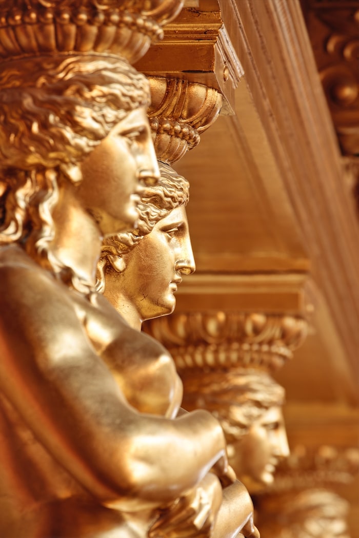 36 goldene Karyatiden stützen Balkone und Orgel im Musikverein in Wien.