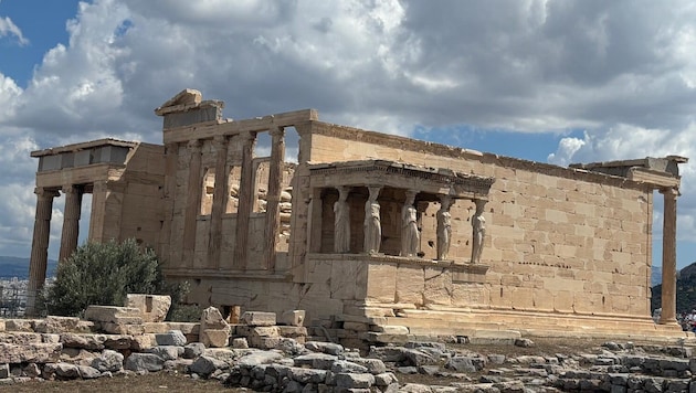 Berühmte Karyatiden: auf der Akropolis stützen sechs von ihnen die Vorhalle des ...