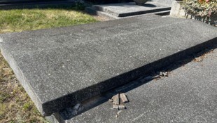 Das Familiengrab der Familie Udulutsch: Die Steinplatte wurde etwa 20 Zentimeter verschoben, der ...