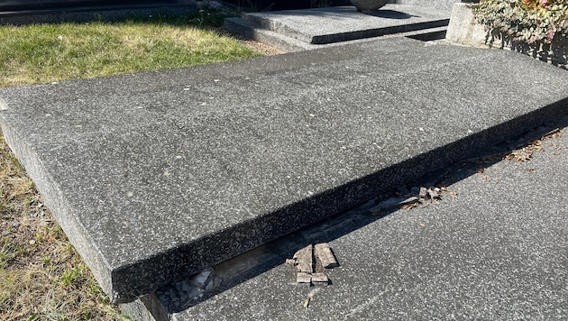 Das Familiengrab der Familie Udulutsch: Die Steinplatte wurde etwa 20 Zentimeter verschoben, der ...