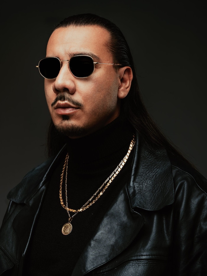 Sein Markenzeichen ist die dunkle Sonnenbrille – seine Augen zeigt Apache nie, denn sie gelten ...