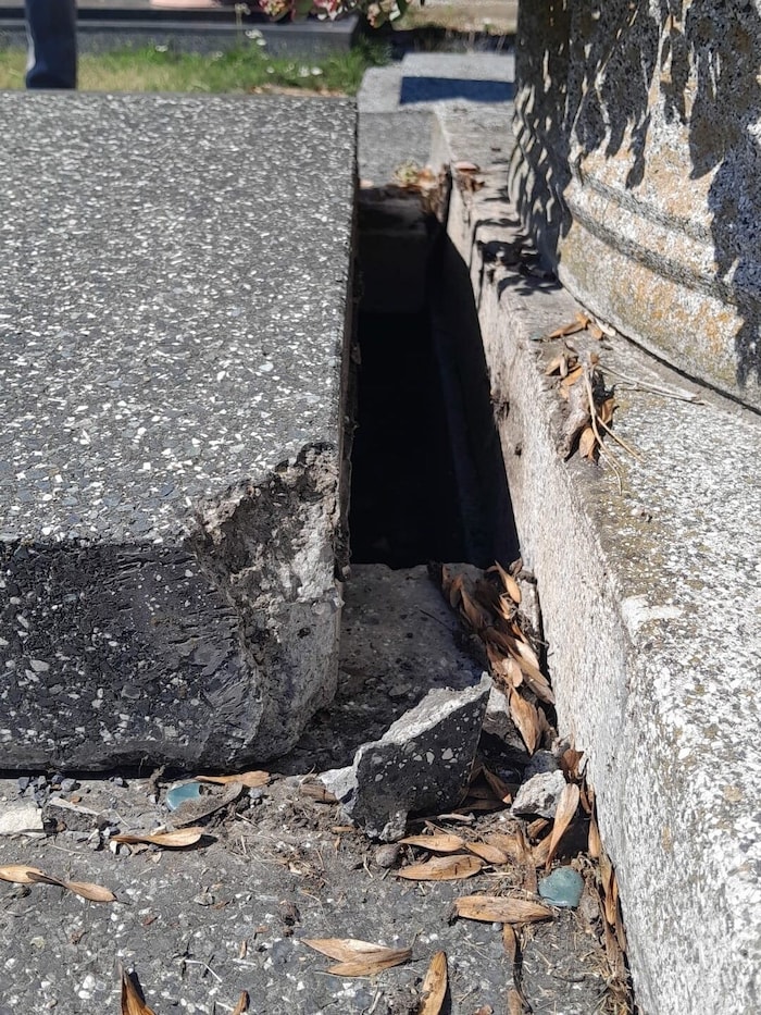 Die Täter dürften mit Brecheisen angerückt sein, um die schweren Deckel aufstemmen zu können.