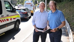 LKH-Betriebsdirektor Gebhard Falzberger (li.) und Betriebsrat Michael Tripolt bei der stauenden ...