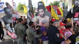 Am Dienstag hat es in Israel wieder Massenproteste für ein Abkommen mit der Hamas gegeben.