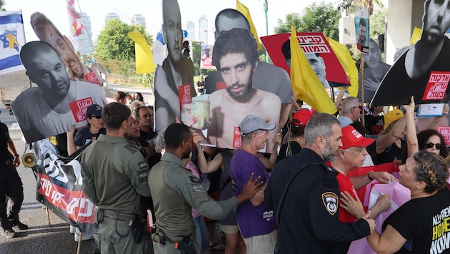Am Dienstag hat es in Israel wieder Massenproteste für ein Abkommen mit der Hamas gegeben.