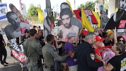 Am Dienstag hat es in Israel wieder Massenproteste für ein Abkommen mit der Hamas gegeben.