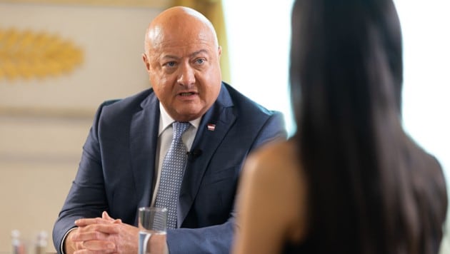 Bundeskanzler Christian Stocker erklärt im Gespräch mit Katia Wagner, wie der ...