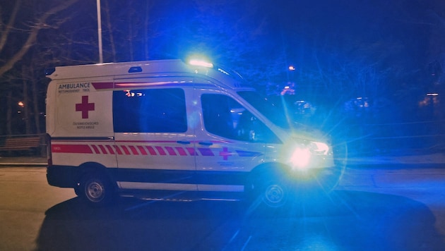 Drei Personen erlitten Verletzungen und mussten versorgt werden (Symbolbild).