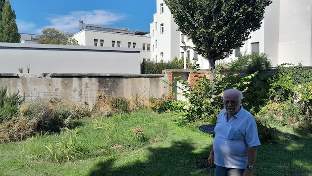 Das neue Gebäude des Spitals soll gleich hinter der Gartenmauer von Josef Nemeth entstehen und ...