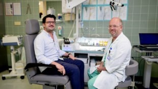 Der Wachauer Promi-Gastronom Hartmuth Rameder mit Operateur Professor Markus Brunner, der ihm ...
