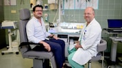 Der Wachauer Promi-Gastronom Hartmuth Rameder mit Operateur Professor Markus Brunner, der ihm ...