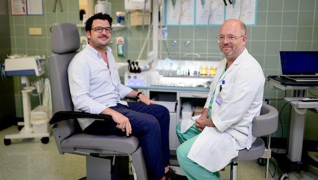 Der Wachauer Promi-Gastronom Hartmuth Rameder mit Operateur Professor Markus Brunner, der ihm ...