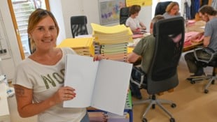 Müller leitet die Werkstatt, in der Hefte produziert werden.