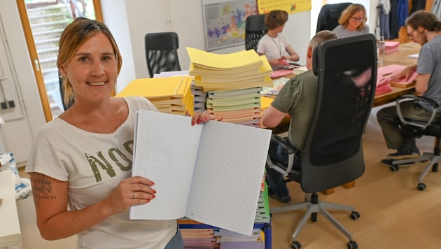 Müller leitet die Werkstatt, in der Hefte produziert werden.