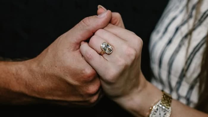 Der Verlobungsring, der jetzt an Swifts Finger funkelt, soll zwischen 675.000 und 1 Million ...