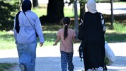 Frauen mit Kindern arbeiten deutlich seltener und später.