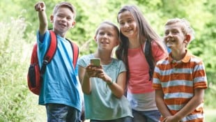 Ausflüge in die Natur lassen sich hervorragend mit der Smartphone-Affinität der Kinder ...