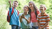 Ausflüge in die Natur lassen sich hervorragend mit der Smartphone-Affinität der Kinder ...