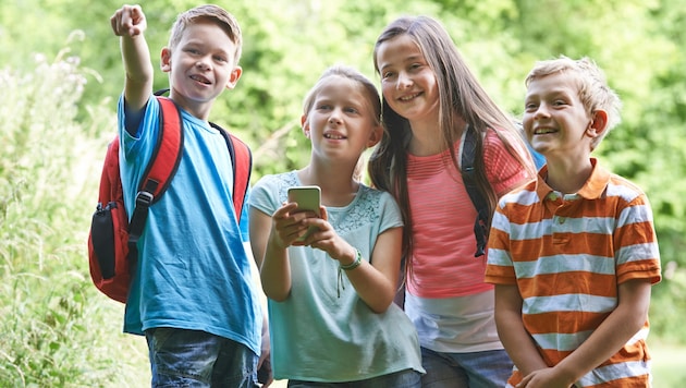 Ausflüge in die Natur lassen sich hervorragend mit der Smartphone-Affinität der Kinder ...