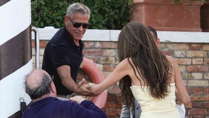 Gentleman George half seiner Amal aus dem Wassertaxi.