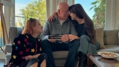 Bruce Willis – hier mit seinen Töchtern – wird nicht mehr zu Hause gepflegt. „Es war das ...