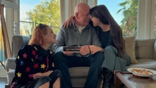 Bruce Willis – hier mit seinen Töchtern – wird nicht mehr zu Hause gepflegt. „Es war das ...
