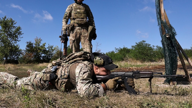 Ein ukrainischer Rekrut trainiert für seinen Einsatz.