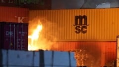 Am Montag war ein Großbrand am Hamburger Hafen ausgebrochen – die Einsatzkräfte sind noch immer ...