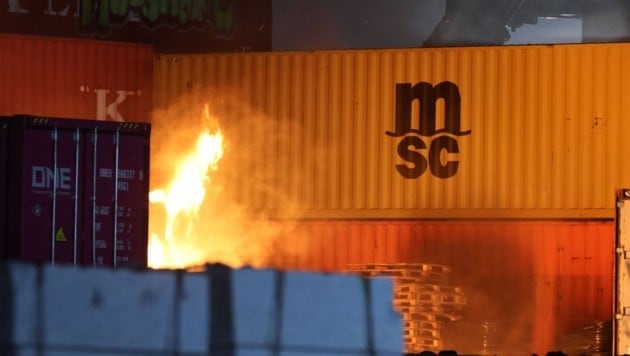 Am Montag war ein Großbrand am Hamburger Hafen ausgebrochen – die Einsatzkräfte sind noch immer ...