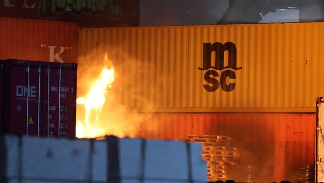 Am Montag war ein Großbrand am Hamburger Hafen ausgebrochen – die Einsatzkräfte sind noch immer ...