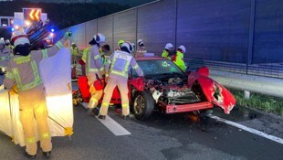 Das komplett demolierte Auto.